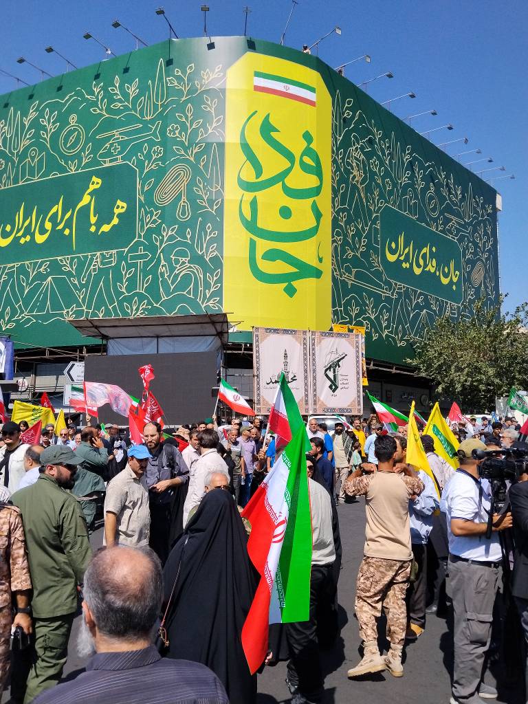 چهارراه ولیعصر و مسیرهای منتهی به میدان انقلاب شاهد تراکم گسترده جمعیت 4 b5438650 1d9c 44ce 93ac 9bc72c6dd9ad