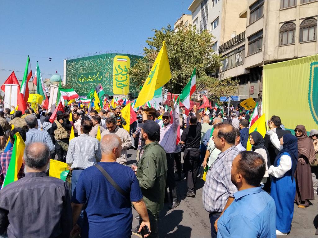 چهارراه ولیعصر و مسیرهای منتهی به میدان انقلاب شاهد تراکم گسترده جمعیت 3 f979360d 059c 4ad7 8309 e016c96b5439
